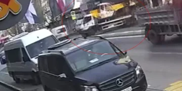 Beyoğlu’nda facianın eşiğinden dönülen vinç kazasının güvenlik kamerası görüntüleri ortaya çıktı