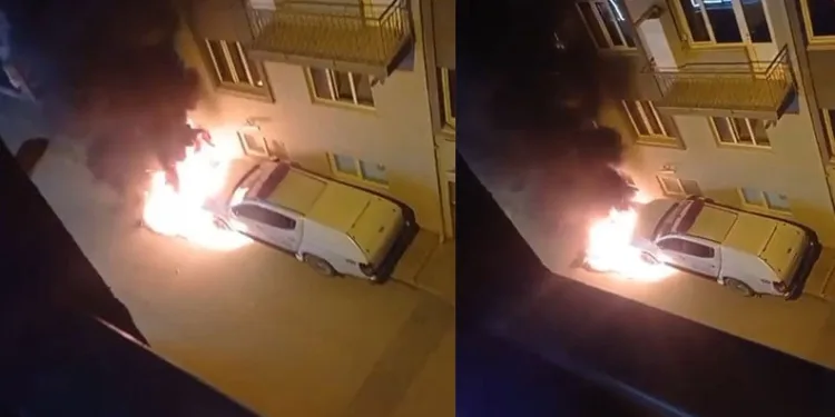 Park halindeki otomobil alev alev yandı