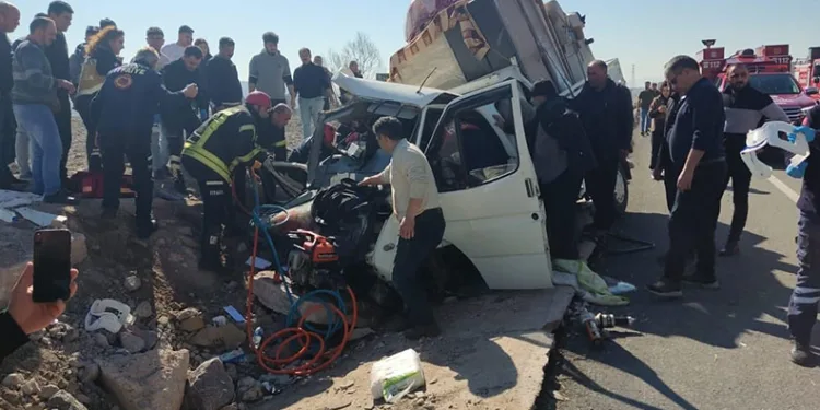 Amasya’da tekeri patlayan kamyonette can pazarı: 6 yaralı