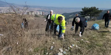 Çevreci belediye başkan adayı doğada çöp topladı