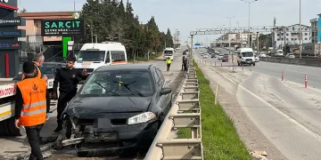 Bariyeri aşan otomobil D-100’den caddeye uçtu : 2 yaralı
