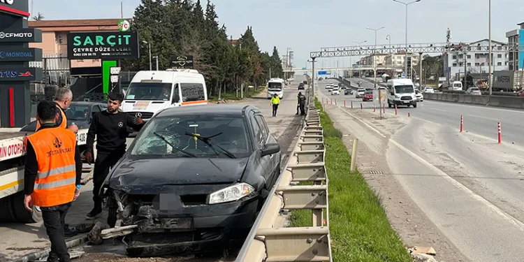 Bariyeri aşan otomobil D-100’den caddeye uçtu : 2 yaralı