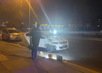 Otomobil kaldırımdaki yayalara çarptı: 2 ölü