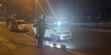 Otomobil kaldırımdaki yayalara çarptı: 2 ölü