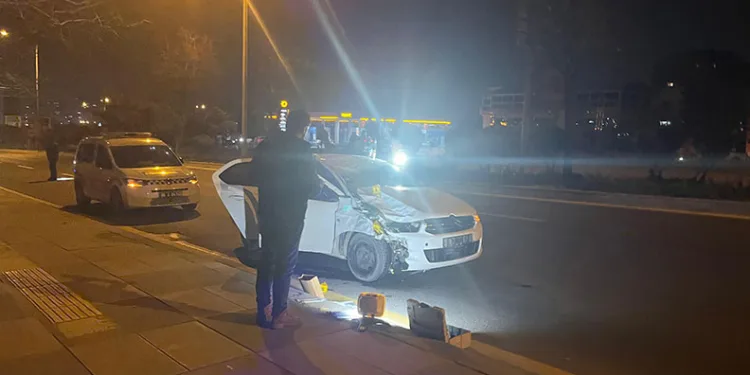 Otomobil kaldırımdaki yayalara çarptı: 2 ölü
