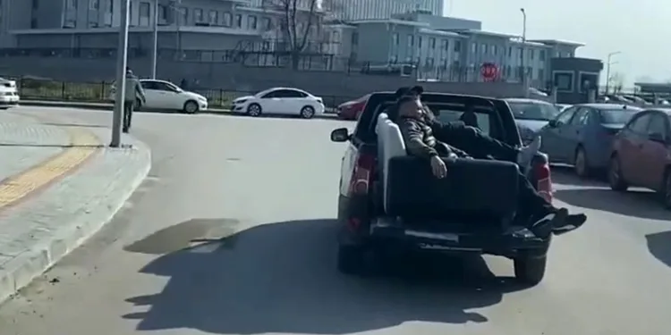 Bursa’da kamyonet kasasında tehlikeli yolculuk