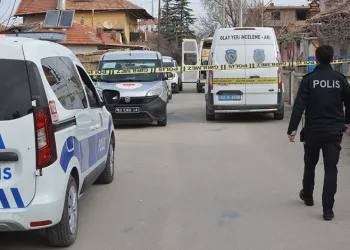 Yalnız yaşayan adam evinde satırla öldürülmüş halde bulundu