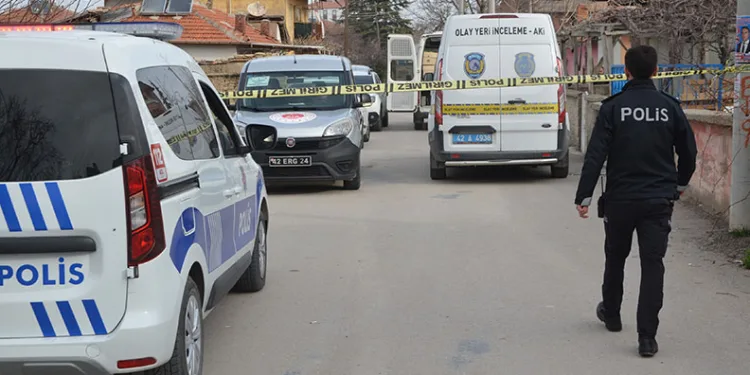 Yalnız yaşayan adam evinde satırla öldürülmüş halde bulundu