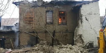 2 katlı ahşap evde yangın çıktı