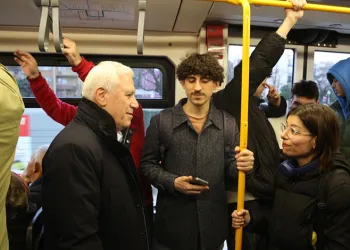 Başkan adayı Bozbey’den, metroda gençlerle sohbet