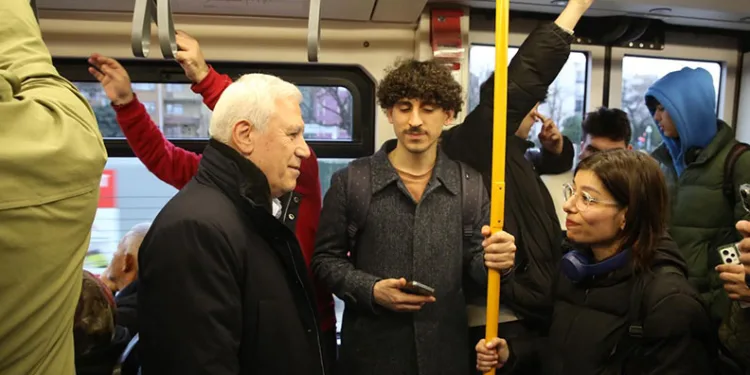 Başkan adayı Bozbey’den, metroda gençlerle sohbet