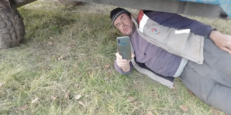 Dron korkusuyla traktörün altına saklandı