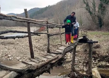 Evlerine ulaşmanın tek yolu derme çatma köprü