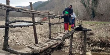 Evlerine ulaşmanın tek yolu derme çatma köprü