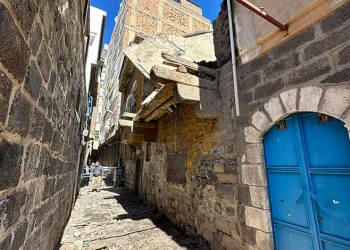 Diyarbakır’da ağır hasarlı müstakil evin çatısı çöktü