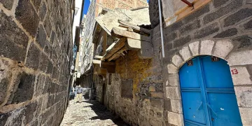 Diyarbakır’da ağır hasarlı müstakil evin çatısı çöktü