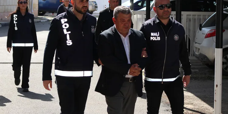 KKTC’de eski Bakan Kemal Dürüst ve eşi hakim karşısına çıktı
