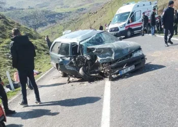 Diyarbakır’da iki otomobil kafa kafaya çarpıştı: 1 ölü, 3 yaralı