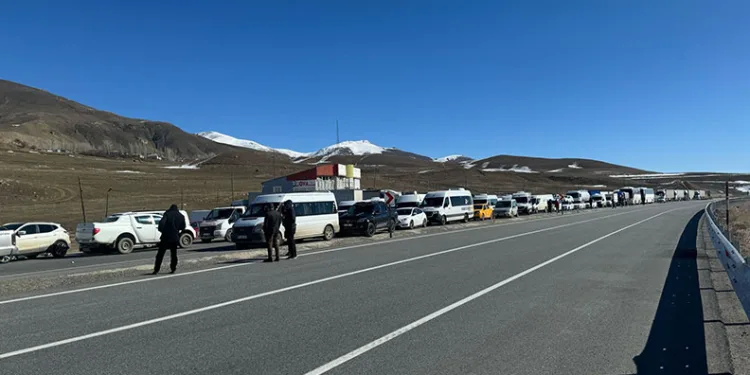 Çığ nedeniyle kapanan Van-Hakkari yolu trafiğe açıldı