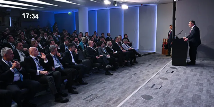 Cumhurbaşkanı Yardımcısı Yılmaz, Londra’da uluslararası yatırımcılarla bir araya geldi