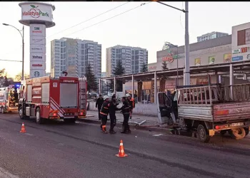 Trambüs direğine çarpan kamyonet sürücüsü ağır yaralandı