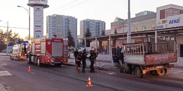 Trambüs direğine çarpan kamyonet sürücüsü ağır yaralandı