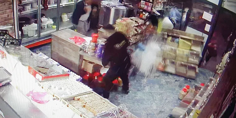 Sürücüsü kalp krizi geçiren otomobil kontrolden çıktı