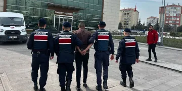 Şüpheli araçta 8 kaçak yakalandı