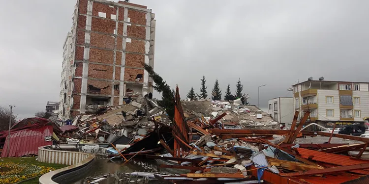 Kaçak kat yapılan Zümrüt Apartmanı davasının ilk duruşması görüldü