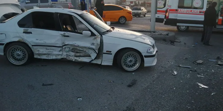 İki aracın karıştığı kazada 1 kişi yaralandı