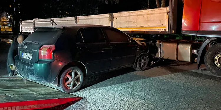 Polisten kaçan alkollü sürücü tıra çarptı