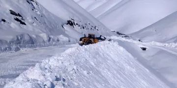 Onbaşılar köyünün yolu kardan temizlendi
