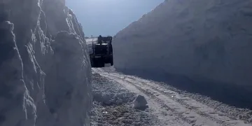 Yüksekova’da 4 metrelik kar tünellerinde çalışma