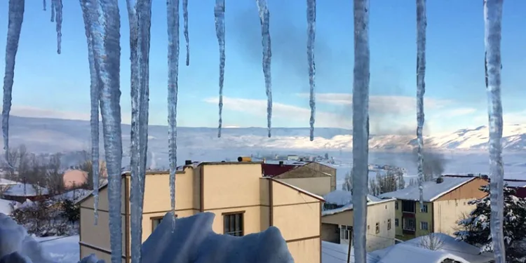 Çatılarda tehlike saçan buz kütleleri temizlendi