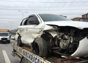 TEM’de iki otomobil çarpıştı: 1’i çocuk 3 yaralı