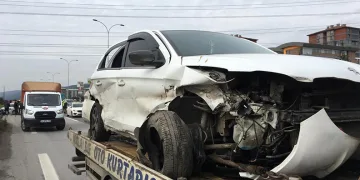 TEM’de iki otomobil çarpıştı: 1’i çocuk 3 yaralı