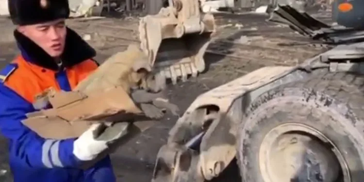 Kırgızistan’da santraldeki patlamanın 3’üncü gününde enkazdan bir köpek kurtarıldı