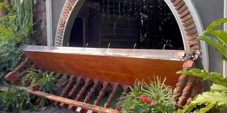 Poz verdikleri sırada balkon çöktü: 13 yaralı