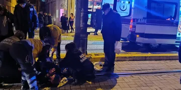 Karşıdan karşıya geçerken düşen yaşlı adam yaralandı