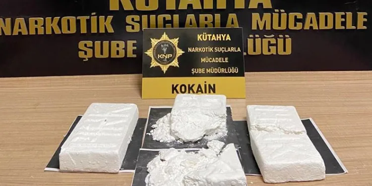 Kütahya’da bir araçta 3 bin 16 gram uyuşturucu ele geçirildi