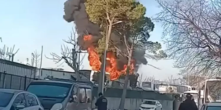Bursa’da park halindeki otobüs alev alev yandı