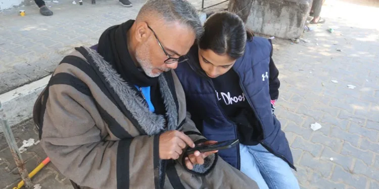 Sevdikleriyle konuşmak isteyen Gazzeliler internet kafenin önünde toplanıyor