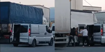 Sürücüsünün içinde uyuduğu aracı soydular