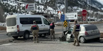 Gümüşhane’de otomobille servis minibüsü çarpıştı: 4 yaralı
