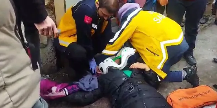 Başına buz kütlesi düşen kadın yaralandı