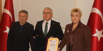 Emekli olan öğretmen çiften örnek davranış