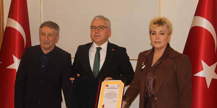 Emekli olan öğretmen çiften örnek davranış