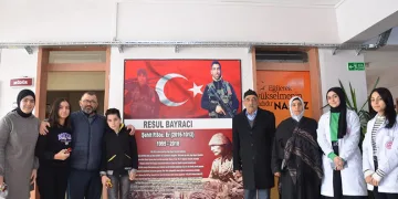 Şehit ailesi oğullarının isminin verildiği okulu ziyaret etti