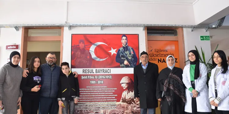 Şehit ailesi oğullarının isminin verildiği okulu ziyaret etti