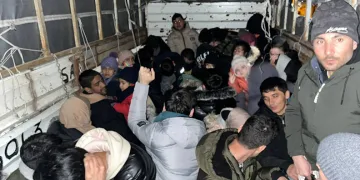 Kamyonet kasasında 42 kaçak göçmen yakalandı
